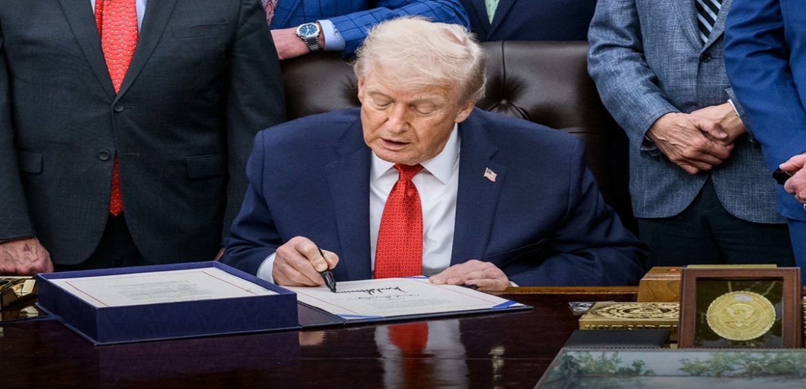 ترامب يوقع أمرا تنفيذيا لخفض تكاليف السكن والرهن العقاري قبل انتخابات التجديد النصفي - صورة مميزة ترامب يوقع أمرا تنفيذيا لخفض تكاليف السكن والرهن العقاري قبل انتخابات التجديد النصفي
