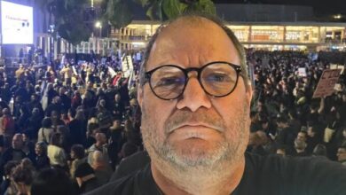 تصاعد العنف السياسي في إسرائيل: اعتداء يميني متطرف على مقر القائمة المشتركة بتل أبيب