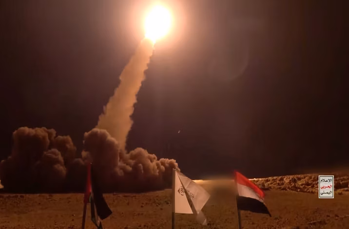 تصعيد حوثي واسع: اعتراض باليستي في الخرج وارتفاع ضحايا هجوم مطار الرياض إلى 12 قتيلاً