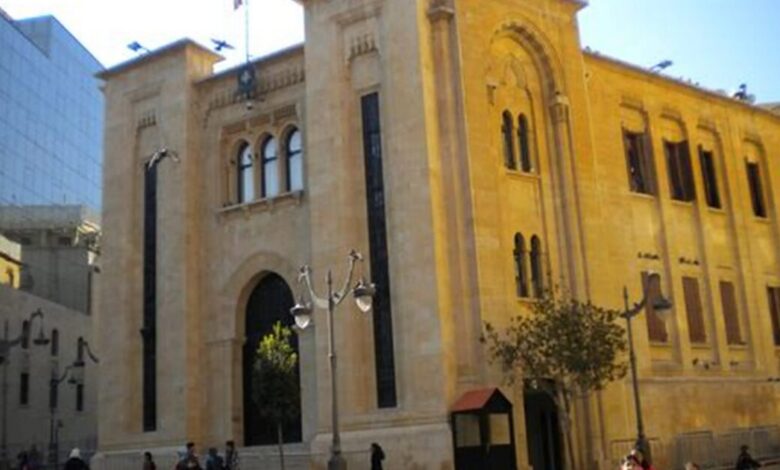 تصعيد عسكري إسرائيلي في الجنوب وتضامن بابوي مع مسيحيي الشرق: بيروت تترقب رفع حظر الطيران الأمريكي واستحقاقات قانون الإعلام الجديد