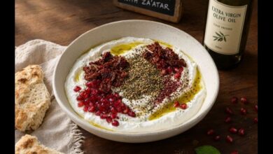 تغميسة اللبنة بالزيتون والبندورة المجففة