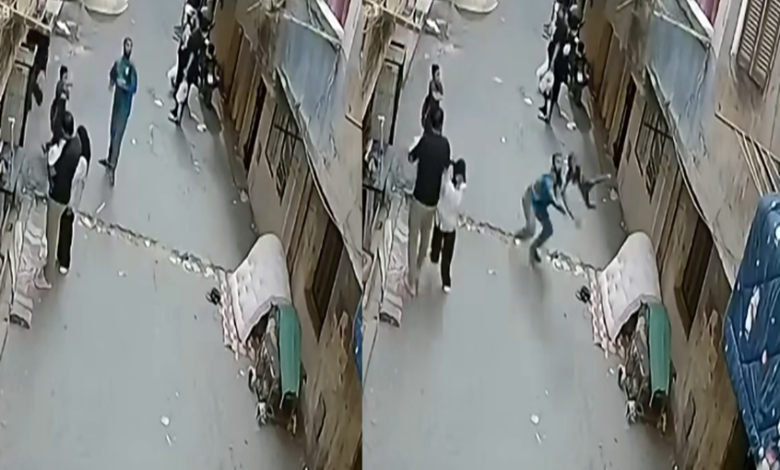 ثانية حاسمة.. شاب ينقذ طفلا من سقوط مروع في مصر (فيديو)