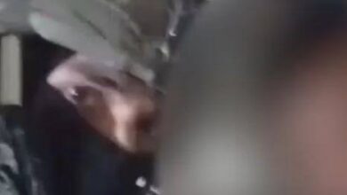 جندي إسرائيلي يوثّق جريمته بنفسه.. يضرب طفلا داخل منزله ويهدد والده – بتوقيت بيروت