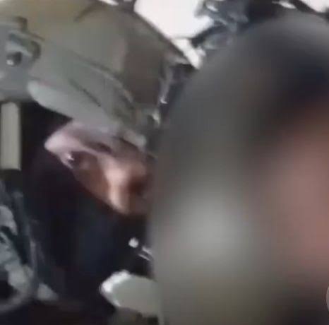 جندي إسرائيلي يوثّق جريمته بنفسه.. يضرب طفلا داخل منزله ويهدد والده – بتوقيت بيروت