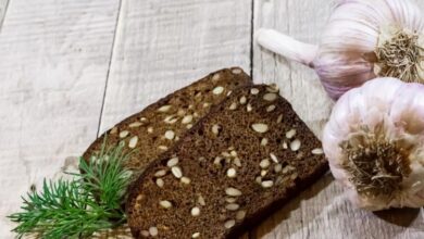 خبز القمح الكامل بالثوم