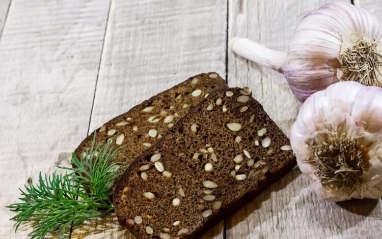 خبز القمح الكامل بالثوم