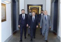 رئيس الحكومة استقبل وزير الثقافة السوري وتسلم منه سيفا دمشقيا: ما يجمع الشعبين من روابط تاريخية وثقافية أساس لتطوير التعاون