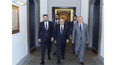 رئيس الحكومة استقبل وزير الثقافة السوري وتسلم منه سيفا دمشقيا: ما يجمع الشعبين من روابط تاريخية وثقافية أساس لتطوير التعاون
