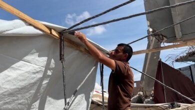 شتاء آخر في غزة بدون مأوى آمن – العائلات تلجأ لأكياس الدقيق وحديد الأنقاض للاحتماء من البرد والفيضانات
