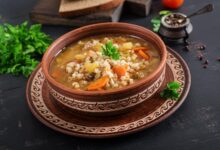 شوربة العدس البني والأعشاب البرية