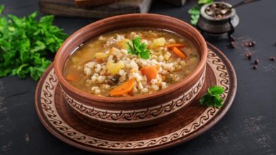 شوربة العدس البني والأعشاب البرية