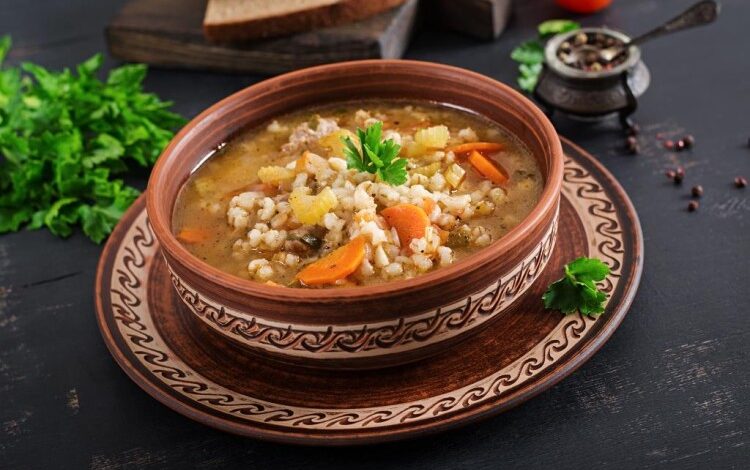 شوربة العدس البني والأعشاب البرية