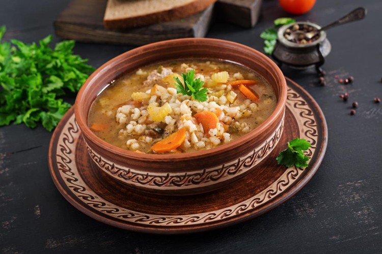 شوربة العدس البني والأعشاب البرية - صورة مميزة شوربة العدس البني والأعشاب البرية