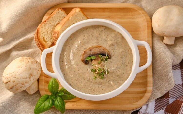 شوربة الفطر البني بمرق العظام