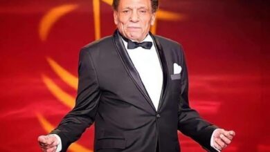 صورة للفنان المصري عادل إمام داخل سيارة يلوح بيده.. ما الحقيقة؟