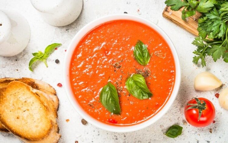 طريقة عمل شوربة الطماطم المشوية بالثوم والأعشاب للوقاية من سرطان الثدي