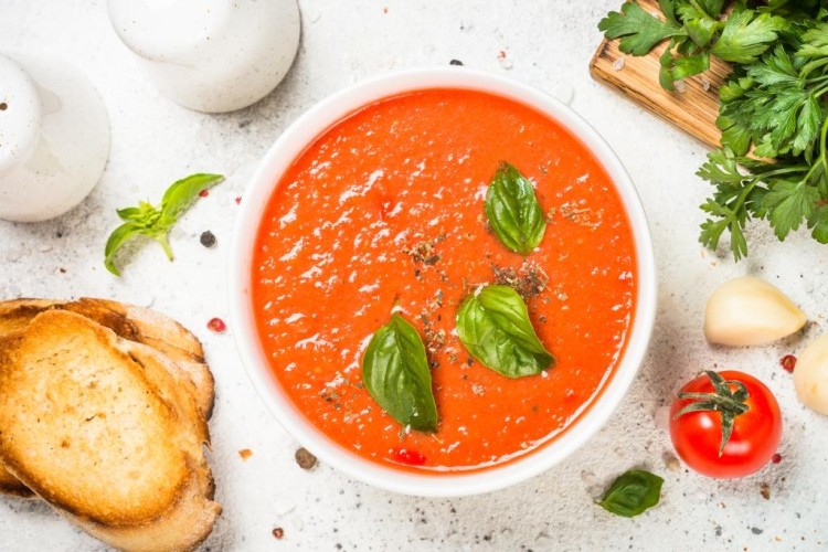 طريقة عمل شوربة الطماطم المشوية بالثوم والأعشاب للوقاية من سرطان الثدي