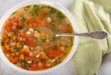 طريقة عمل شوربة الفاصولياء البيضاء والسبانخ والخضروات للوقاية من سرطان الثدي