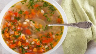 طريقة عمل شوربة الفاصولياء البيضاء والسبانخ والخضروات للوقاية من سرطان الثدي