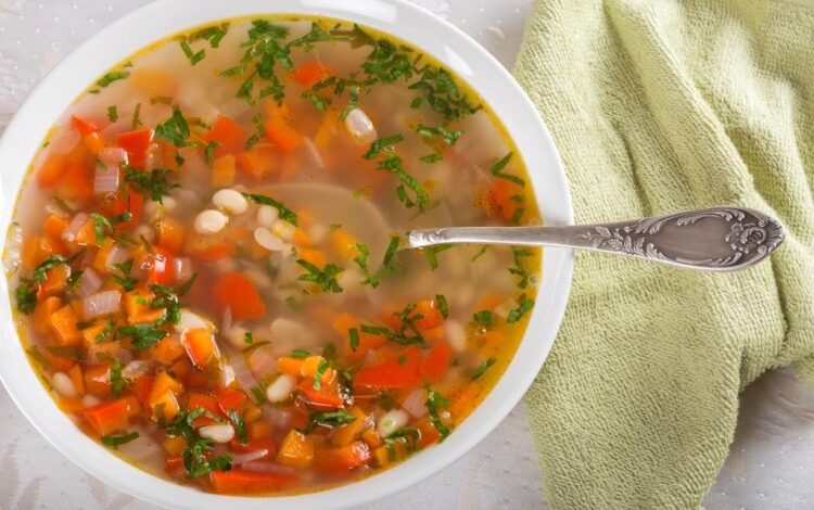طريقة عمل شوربة الفاصولياء البيضاء والسبانخ والخضروات للوقاية من سرطان الثدي