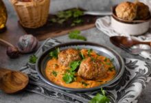 طريقة عمل كرات الكفتة بصوص الكاري – وصفات طبخ