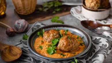 طريقة عمل كرات الكفتة بصوص الكاري – وصفات طبخ