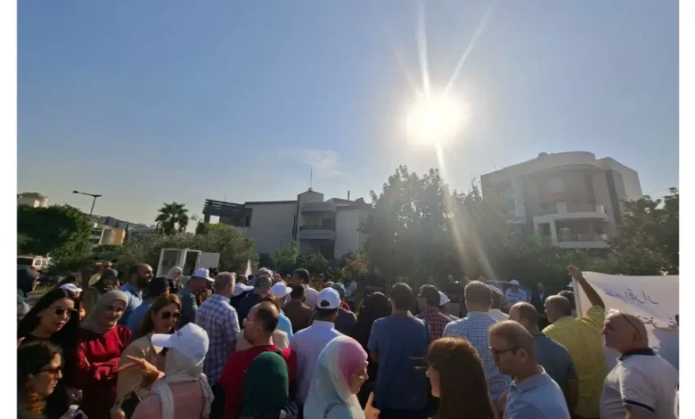 على طريق القصر الجمهوري… اعتصام لأساتذة الجامعة اللبنانية للمطالبة…