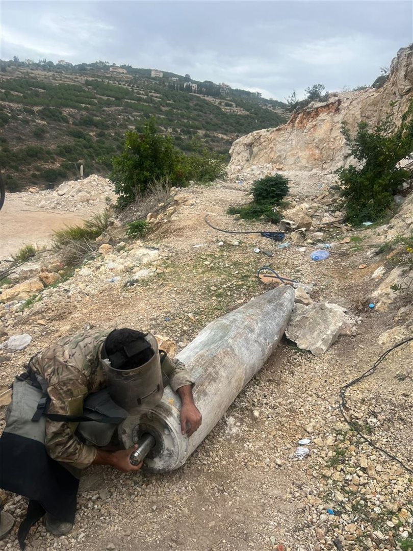 في الجنوب.. تفكيك قنبلتي طيران غير منفجرتين (صور) - صورة مميزة في الجنوب.. تفكيك قنبلتي طيران غير منفجرتين (صور)