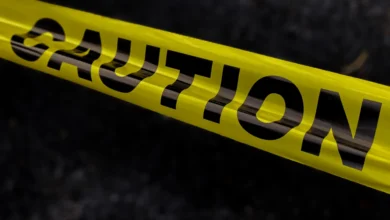 قالت الشرطة إن صبيًا من بين طفلين قُتلا بعد أن اقتحمت شاحنة ملعب كرة القدم في ويتشيتا، وأصيب 11 آخرون