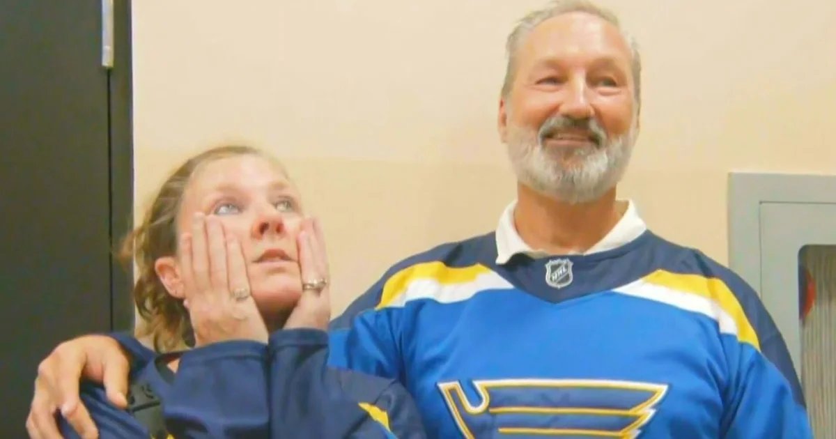 لا يمكن للآباء في NHL أن يكونوا أكثر فخرًا بعد أن دخل ابنهم في عراك بالأيدي أثناء المباراة الأولى - صورة مميزة لا يمكن للآباء في NHL أن يكونوا أكثر فخرًا بعد أن دخل ابنهم في عراك بالأيدي أثناء المباراة الأولى