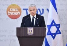 لابيد يفضح نتنياهو: أمن الاحتلال ليس ديكورًا لانتخاباته – بتوقيت بيروت