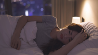 لماذا يشعر الجميع أحيانا بالسقوط خلال النوم؟ خبيرة تشرح نمطا عاما للأحلام