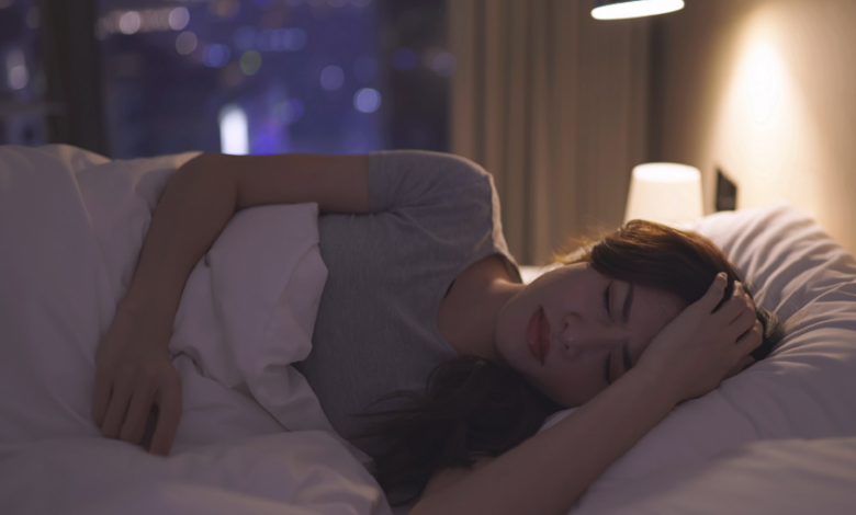 لماذا يشعر الجميع أحيانا بالسقوط خلال النوم؟ خبيرة تشرح نمطا عاما للأحلام