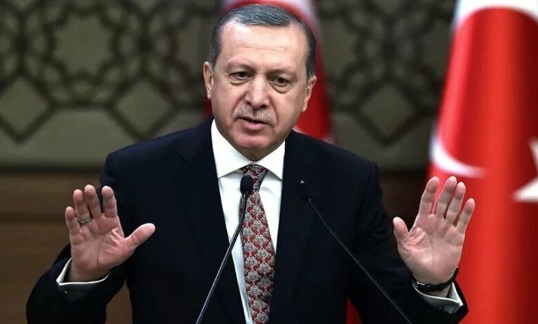 مستشار أردوغان يرجح تقديم انتخابات 2028 بما يتيح للرئيس الترشح مجددا