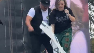 مغنية راب كولومبية تدوس على علم إسرائيل وتمسح حذاءها به خلال حفل في بوغوتا