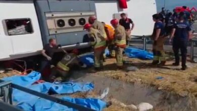 مقتل 11 شخصا وإصابة 26 في حادث اصطدام حافلة سياحية وشاحنة غربي تركيا