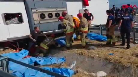 مقتل 11 شخصا وإصابة 26 في حادث اصطدام حافلة سياحية وشاحنة غربي تركيا