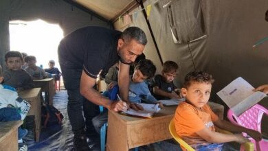 من خيمة الفصل إلى خيمة النزوح – يوم في حياة معلم بغزة