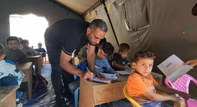 من خيمة الفصل إلى خيمة النزوح – يوم في حياة معلم بغزة