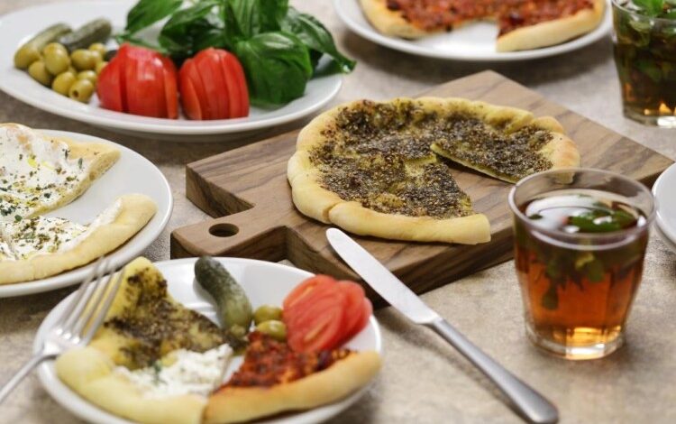 مناقيش بالزعتر وجبة فطور سهلة