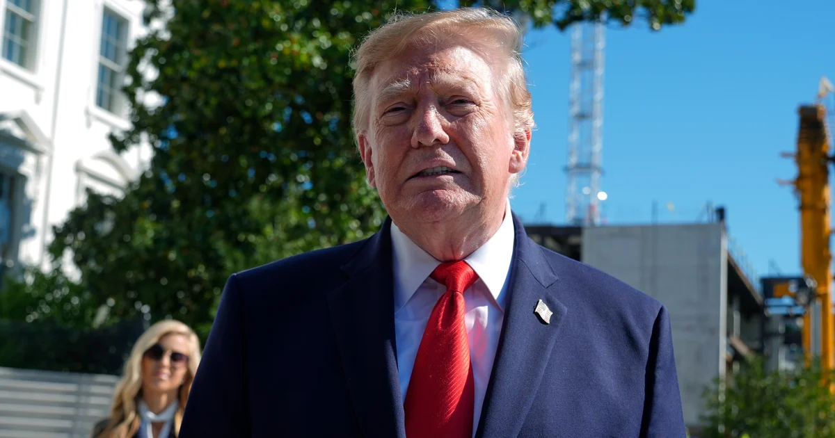 منع القاضي قرار ترامب بالحظر الذي فرضه البيت الأبيض على شبكة CNN وMS NOW وPolitico، قائلًا إنه من المحتمل أن ينتهك التعديل الأول للدستور. - صورة مميزة منع القاضي قرار ترامب بالحظر الذي فرضه البيت الأبيض على شبكة CNN وMS NOW وPolitico، قائلًا إنه من المحتمل أن ينتهك التعديل الأول للدستور.