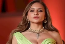 ناقد موضة يعلق على إطلالة نيللي كريم في أسبوع الموضة بباريس