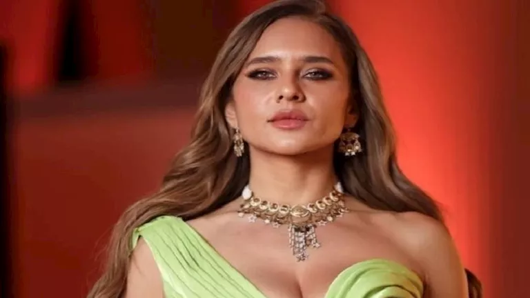 ناقد موضة يعلق على إطلالة نيللي كريم في أسبوع الموضة بباريس