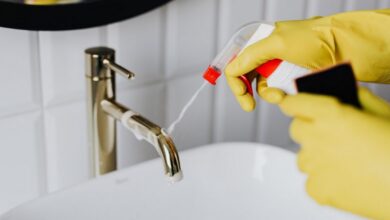 10 أخطاء شائعة متعلقة بتنظيف الحمام.. تجنبيها فوراً
