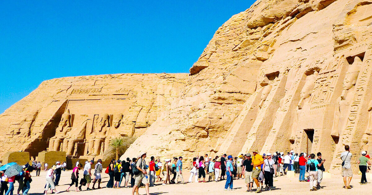 15 مليون سائح زاروا مصر منذ بداية 2026.. وخطة لاستهداف 20 مليوناً بنهاية العام - صورة مميزة 15 مليون سائح زاروا مصر منذ بداية 2026.. وخطة لاستهداف 20 مليوناً بنهاية العام