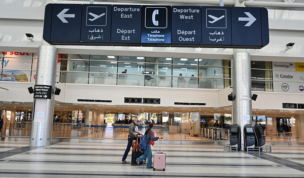 5 كيلوغرامات من الكوكايين في حقيبتين.. قوى الأمن تحبط تهريبا من البرازيل عبر مطار بيروت (فيديو) - صورة مميزة 5 كيلوغرامات من الكوكايين في حقيبتين.. قوى الأمن تحبط تهريبا من البرازيل عبر مطار بيروت (فيديو)