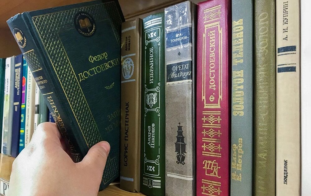 “القراءة في عالم الأدوات”: أخبرنا توتا لارسن ويوليا فيسوتسكايا وإيجور سيروف لماذا يجب أن تقرأ