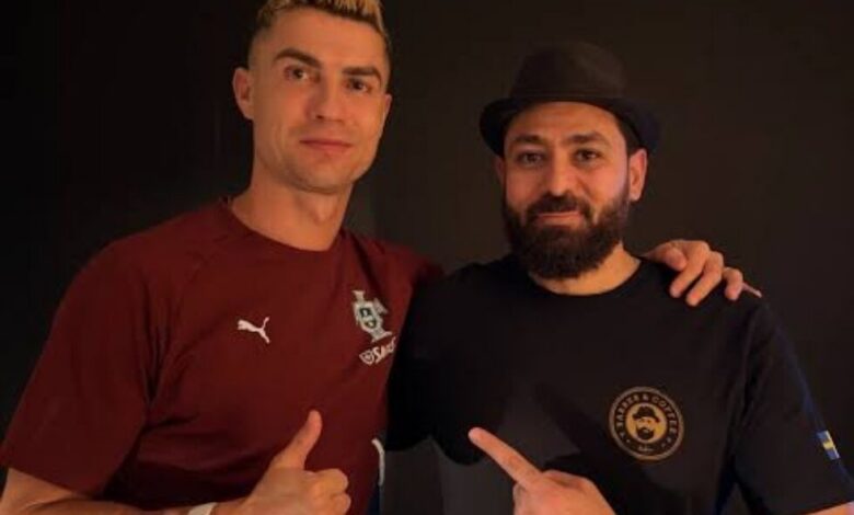 “تجمدت عند الباب”.. حلاق سوري يكشف كواليس لقائه برونالدو وما قاله عن سوريا