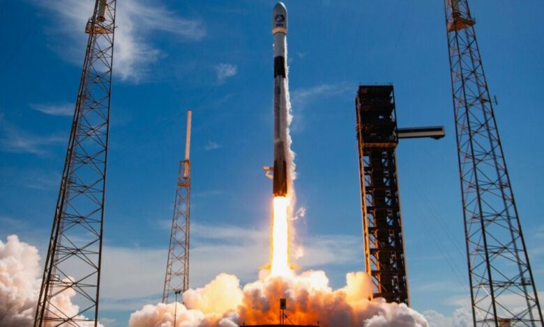 SpaceX تطلق 3 أقمار صناعية للاتصالات في مهمة فالكون رقم 700 على الإطلاق (فيديو)