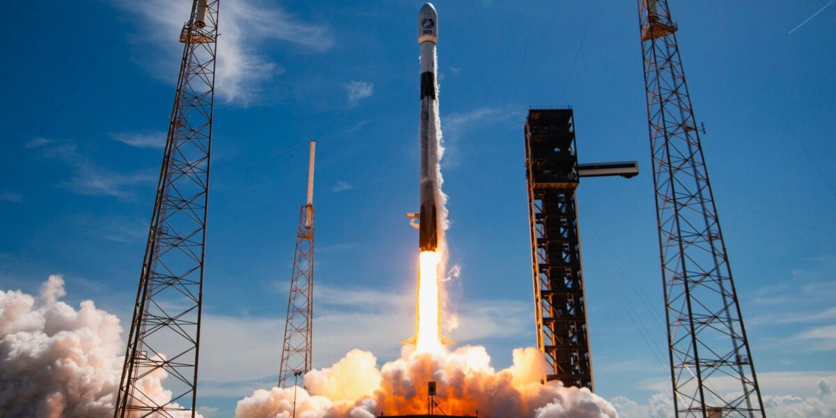 SpaceX تطلق 3 أقمار صناعية للاتصالات في مهمة فالكون رقم 700 على الإطلاق (فيديو) - صورة مميزة SpaceX تطلق 3 أقمار صناعية للاتصالات في مهمة فالكون رقم 700 على الإطلاق (فيديو)
